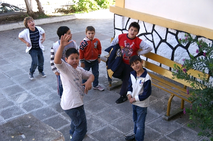 PICT1712 small KALYVES KIDS OUTSIDE AT BAZAAR.jpg - 318338 Bytes